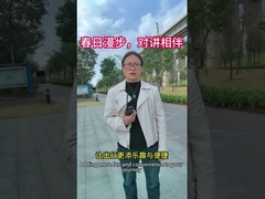 Une promenade au printemps, accompagnée d'un walkie-talkie