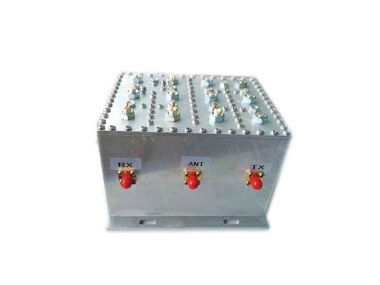 Duplexateur à large bande cavité de 100W 400M avec perte d'insertion de 1,5 fluctuation de 0,9 et VSWR de 1,25 du fabricant